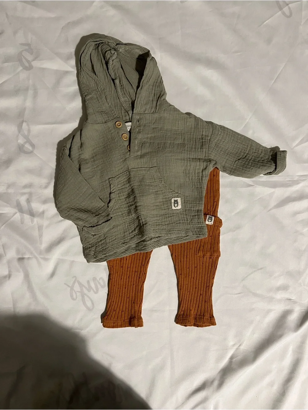 Rabbit + Bear Neutral Hooded Gauze Top with Rust Ribbed Leggings Size 3-6 Months